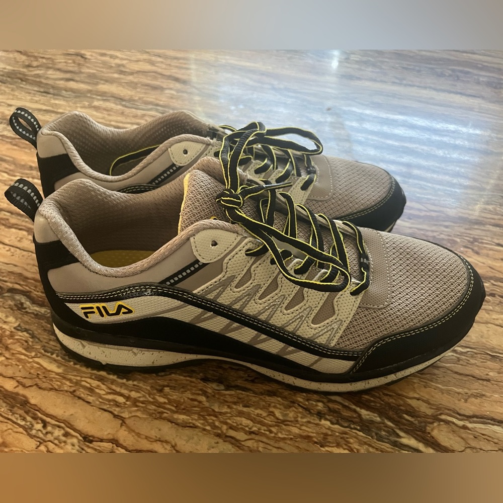 Women’s FILA tennis shoes. Size 10
